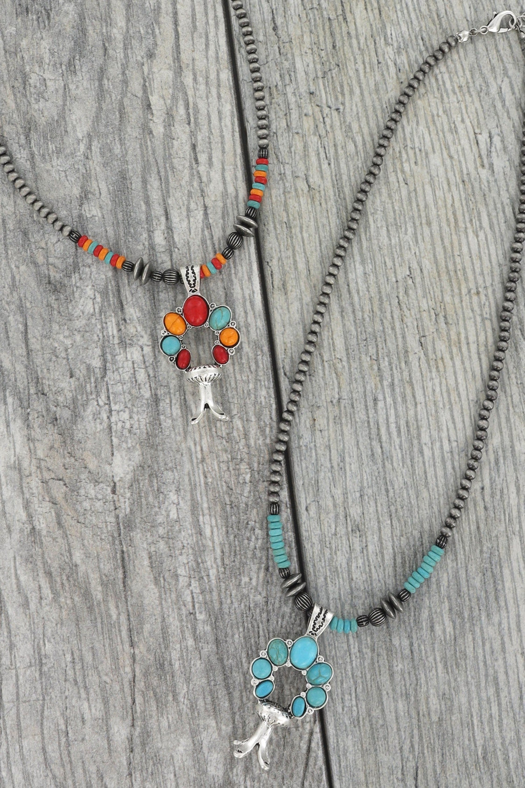 WESTERN SYNTHETIC SEMI STONE SQUASH BLOSSOM NAVAJO BEADED ADJUSTABLE PENDANT NECKLACE IN SILVER TONE METAL LENGTH: 18" EXTENSION: 3" DROP: 2” 