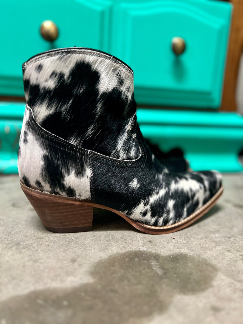 Add a bold statement to your footwear collection with the Virginia Trail Myra Boots. Crafted with black and white hair on hide and luxuriously soft leather, these boots are sure to make any western fashion ensemble timelessly stylish. Walk with flair in these elegant, statement-making boots.  2" Heel 