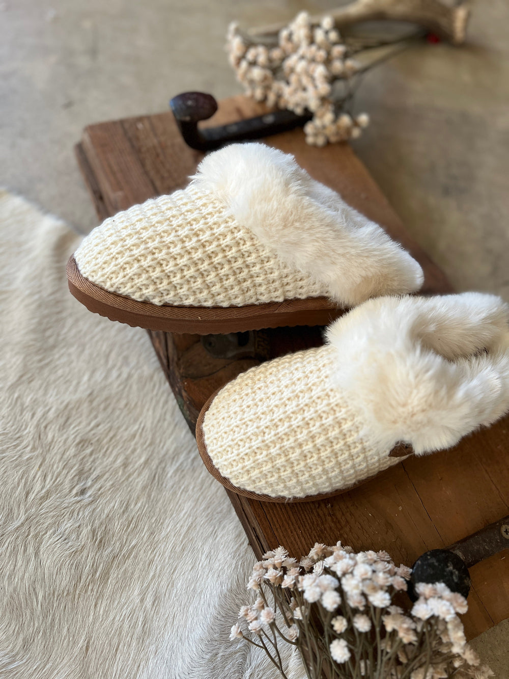 Very G White Sweater Knit Fuzzy Slippers | gussieduponline
