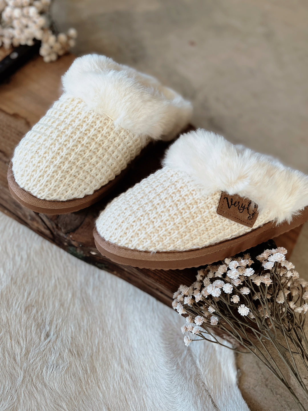 Very G White Sweater Knit Fuzzy Slippers | gussieduponline