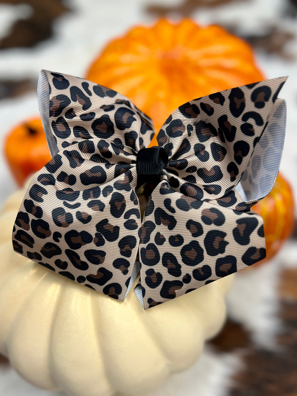 Show off your wild side with these two-tone Animal Print Bows! Choose between Cheetah Print and Cow Print and let your true animal-loving colors shine! Each 6" bow comes with an alligator clip to keep it secure. Go ahead, get wild!