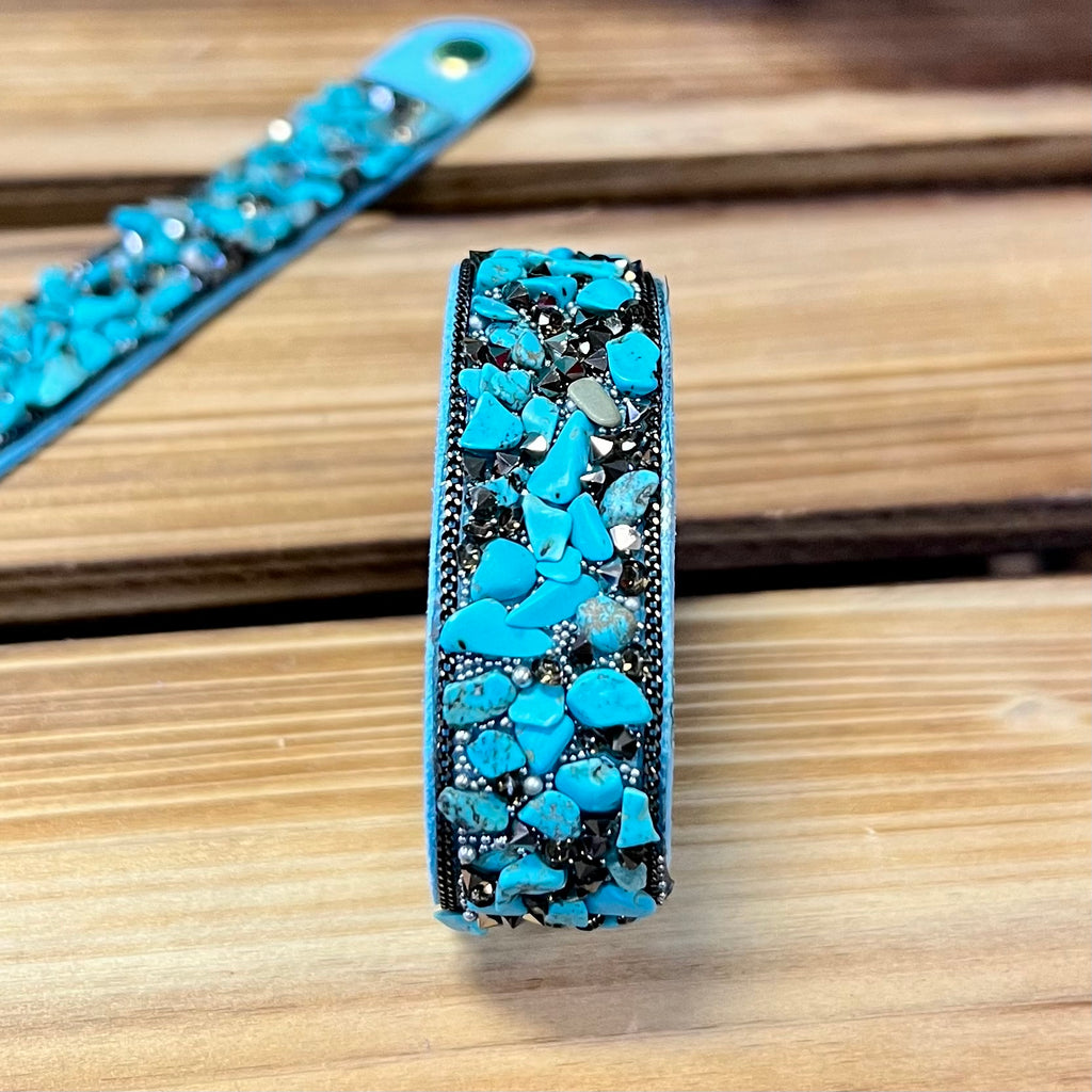 This lightweight Rocky Mountain Bracelet Turquoise is perfect for everyday style! Expertly crafted with a snap closure and wrap-style design featuring beautiful multi-stone detail. An elegant and timeless piece that is guaranteed to make a statement.