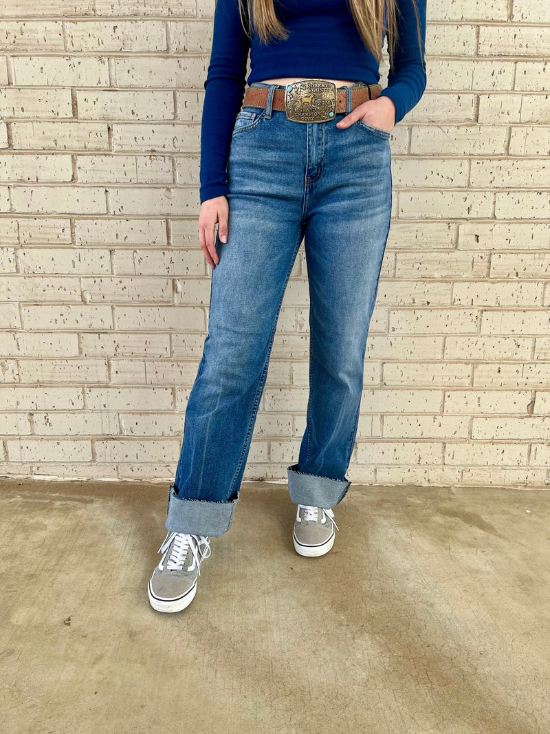 Medium wash straight leg jeans. Straight leg medium rise jeans. Non-distressed jeans. Stretch denim straight leg jeans. Women's western wear. Women's western boutique. Women's western fashion. Small business. Woman owned. Trending fashion boutique. 