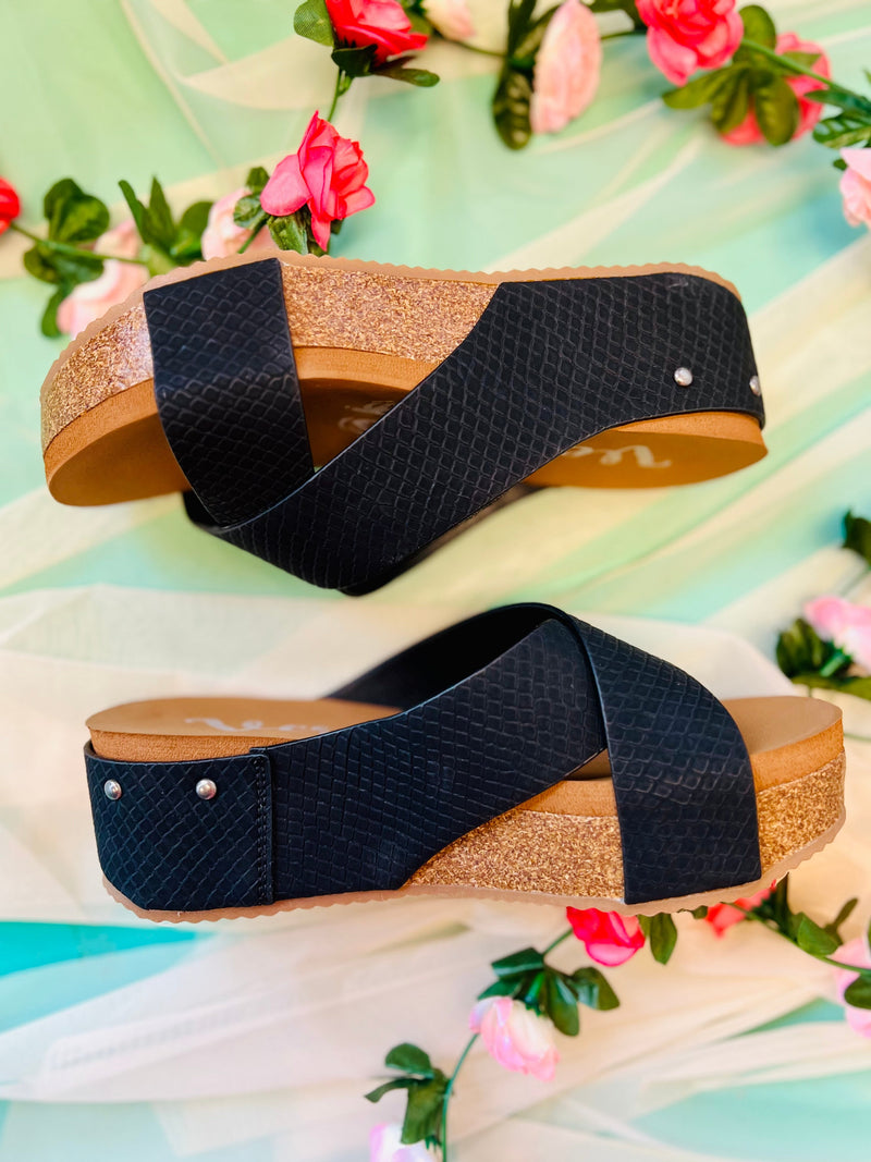 Black platform sandal. Comfortable sandal. Comfortable shoe. Trending shoes. Boutique. Small business. Woman owned. 