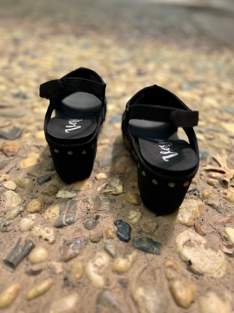 Slip into these comfy black wedges and let the afternoon take you away! With a strappy design and 3-inch heel, these wedges are both stylish and soft underfoot - perfect for any summer soiree. Now you can enjoy a Montezuma Comfort daydream in style!