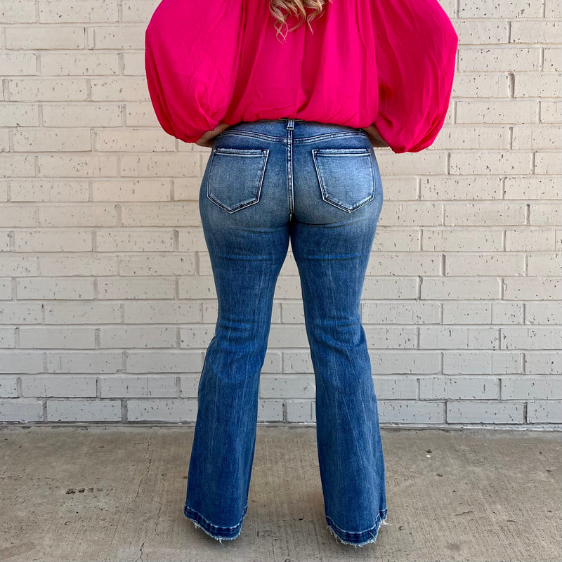 Introducing Petite 806 Trouser Flare - the stretchy, distressed mid-rise dream you didn't know you needed! With a 9" rise and 31" inseam, you're sure to look ultra-fly, and it boasts a trouser-style hem for maximum legroom. Plus, it's outfitted with all the bells and whistles you need, including a button closure & zip fly, plus five pocket styling for all the stuff you stash. Get your groove on!