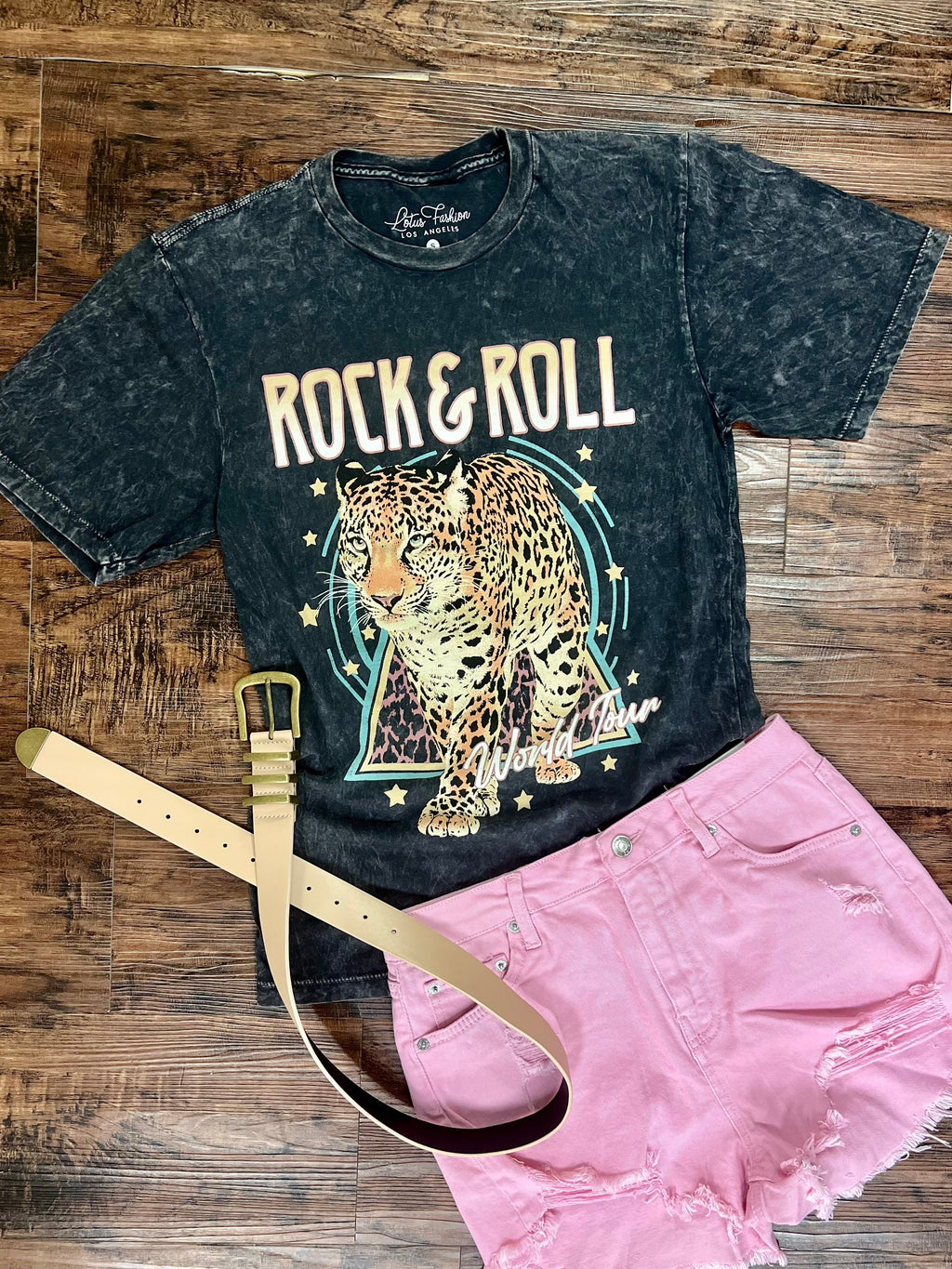 Inspired by music and the legacy of rock and roll, this Mineral Washed Tee is crafted from soft, breathable 100% cotton for a comfortably stylish look. The classic short-sleeve, crew neck silhouette is loose fitting, allowing you to move unrestricted, while its unique mineral wash provides an effortlessly cool, lived-in look and feel, perfect for your own rock and roll world tour.
