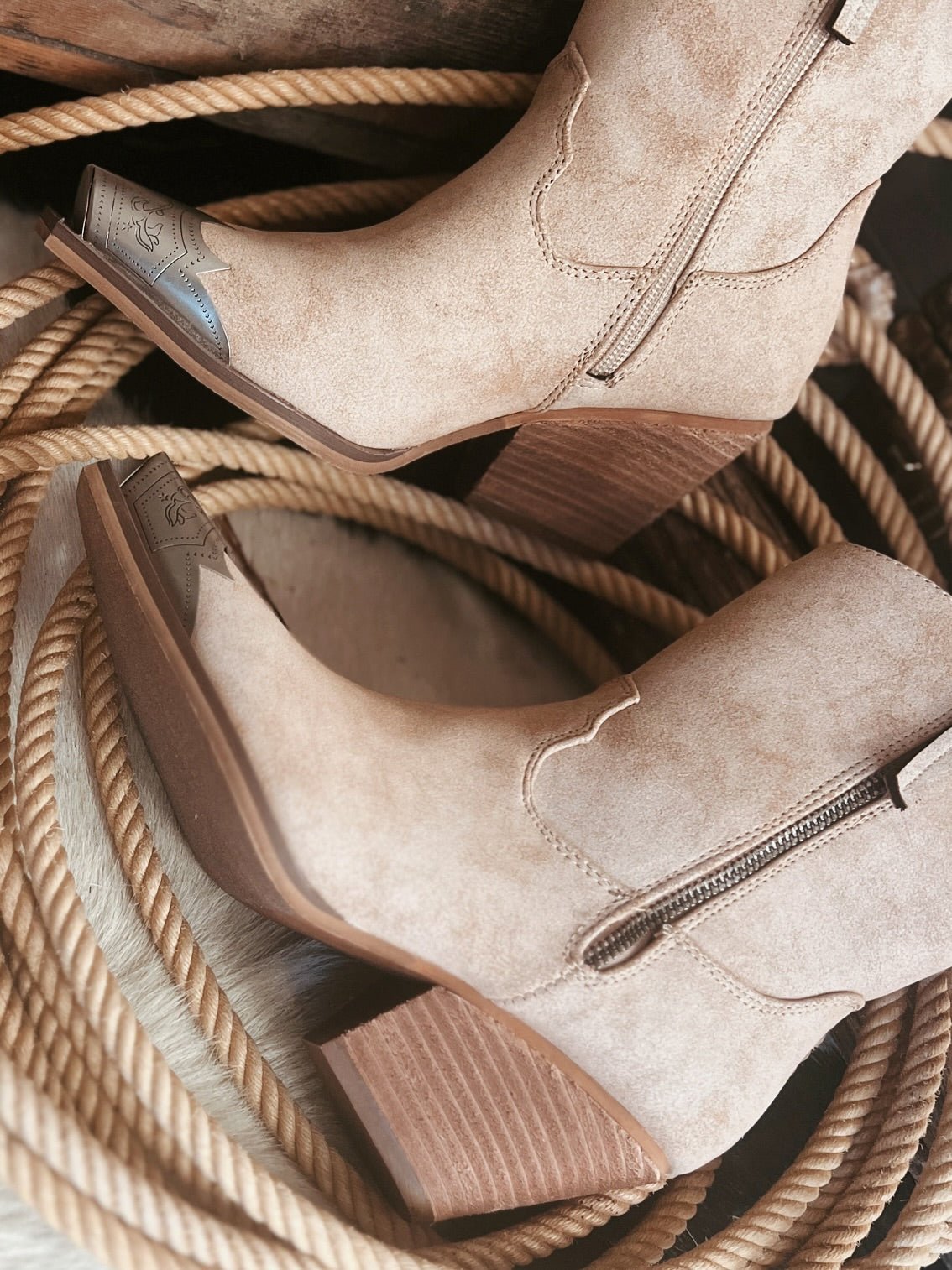 【R&B】Pepper Guess? Get Naked Nicholine Sweater Top | GUESS Factory