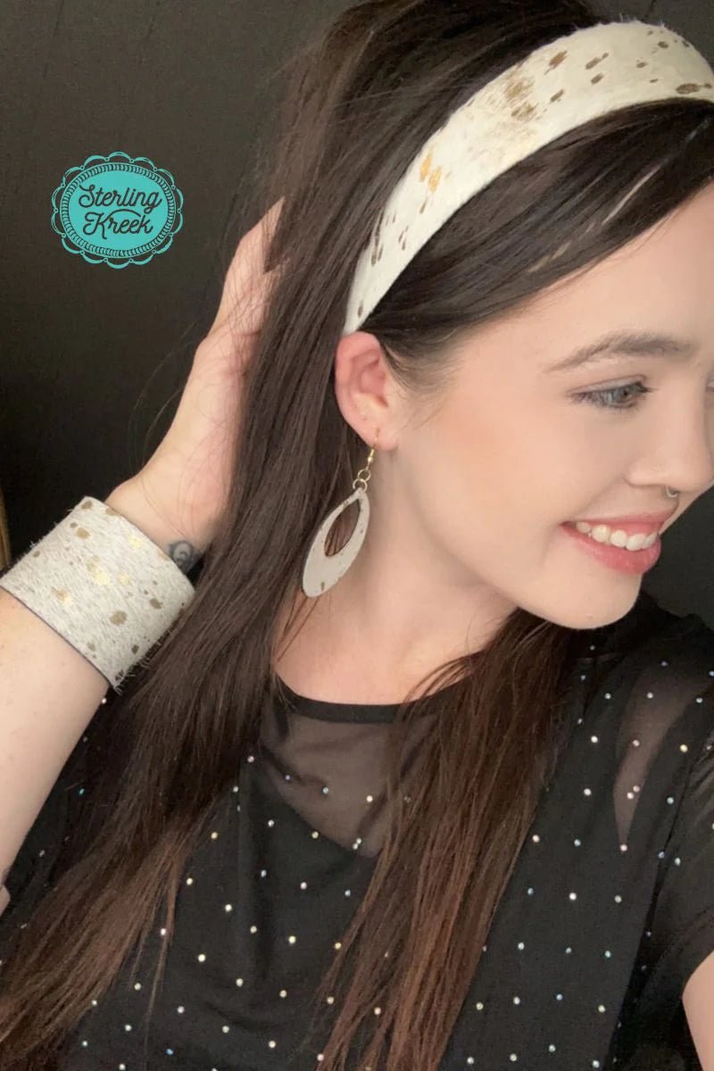 Liven up your look with these cute Buttercup Earrings! These fun-loving accessories are made of white and gold cowhide materials, perfect for adding a little zest to any outfit. Whether you’re going for a classic or quirky style, the Buttercup Earrings will make you look (and feel!) fabulous!  length: 2.5"