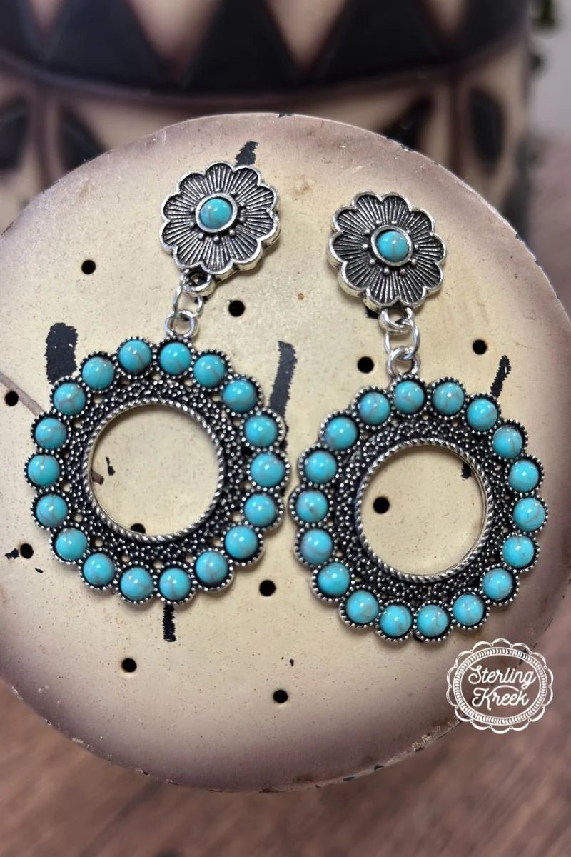 It's a flowery surprise! Wow your friends with this daisy shaped flower stud earring with a sparkling circle shape and small turquoise stones. A unique and fun way to add a little 'pop' to brighten your day!  MATERIAL: Zinc Alloy  LENGTH: 2"