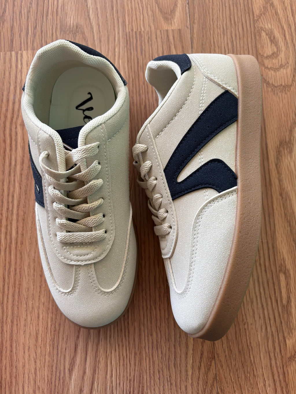 Very G Retro Beige Sneakers