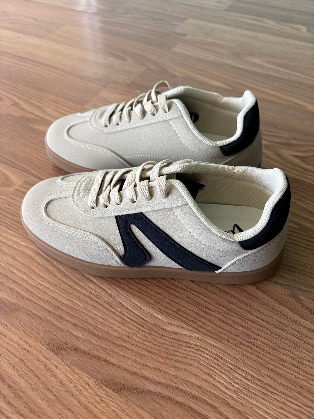 Very G Retro Beige Sneakers