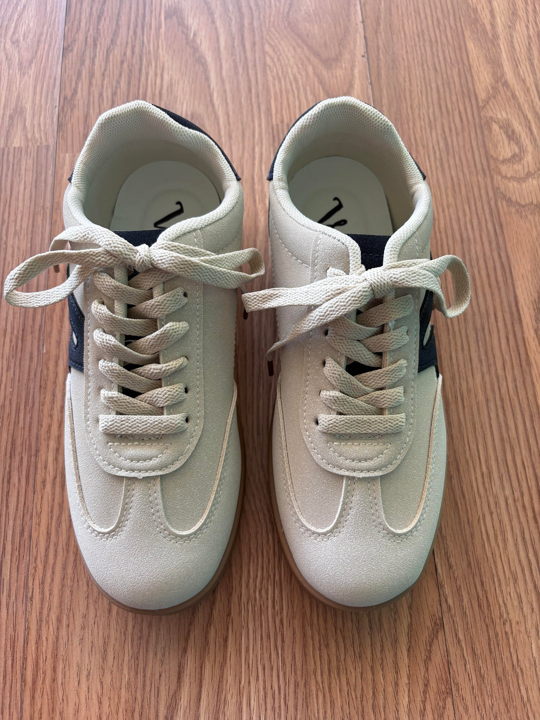 Very G Retro Beige Sneakers