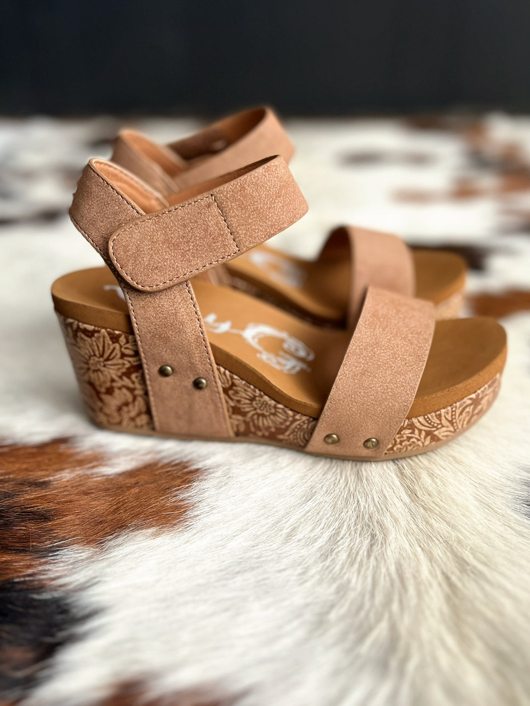 Very G Rich Light Tan Flower Wedge*