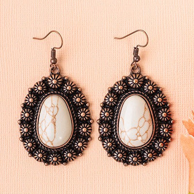 These vintage squash blossom earrings bring an elegant yet eye-catching look to any ensemble. The unique pattern of the copper & ivory or turquoise & silver will add a touch of sophistication to your style. Crafted from 1.5" in length, these earrings will help you stand out for all the right reasons.