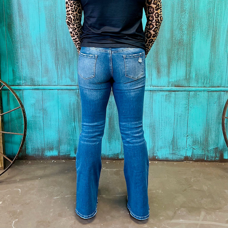 The jeans with a raw country feel! Medium wash, medium rise bootcut jeans with functional pockets, flared cut legs, and  distressed details.  70% Cotton, 28% Polyester, 2% Elastane  rise: 10"  inseam: 32"  Sizing is as follows:  Small - 2\4  Medium -6\8  Large - 10/12  XL -14