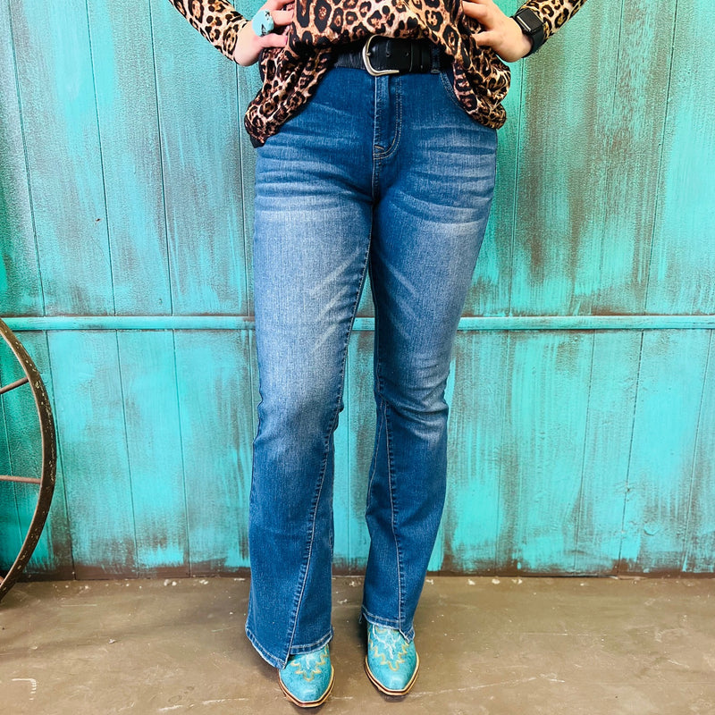 The jeans with a raw country feel! Medium wash, medium rise bootcut jeans with functional pockets, flared cut legs, and  distressed details.  70% Cotton, 28% Polyester, 2% Elastane  rise: 10"  inseam: 32"  Sizing is as follows:  Small - 2\4  Medium -6\8  Large - 10/12  XL -14