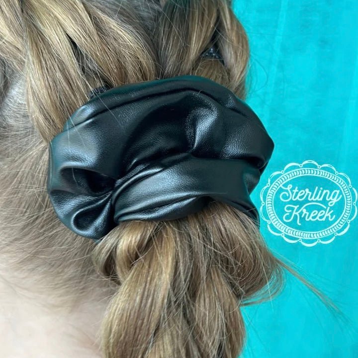 This scrunchie fits all hair types! Designed with faux leather material, you are sure to love these!   OUTTER WIDTH: 5"  INNER WIDTH: 1.5"