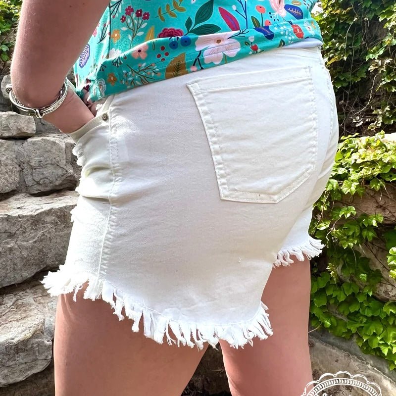 Are you forever in denim? Feel like you want to live in your shorts? Then look no further than our FOREVER IN DENIM SHORTS WHITE! Perfect for the beach, BBQs and beyond, you'll love these super cute shorts with frayed ends!  Meredith is wearing a Medium  95% COTTON 3% VISCOSE 2% SPANDEX