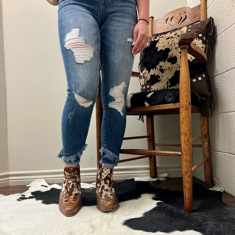 These Gots To Have Double Frayed Hem Jeans feature a mid-rise waist and distressed cropped silhouette with double frayed hem, crafted in a skinny and stretch fit. With a rise of 9 1/4" and inseam 26” these versatile jeans are perfect for any occasion.