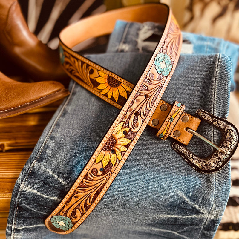 Darling Blooming In Turquoise Belt is a Beautiful Floral Tooled Design with Sunflowers and Turquoise Peony Flowers. The Leather Tooled Design is Absolutely Gorgeous. This is one you will want to add to your collection and will sell out FAST!!! S-32"  M-36"  L-40"  XL-44"