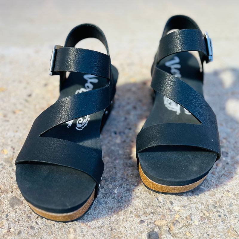 Be ready for days at the beach or nights on the town with our Z Strap Black Wedges! They're the perfect mix of style and comfort - with ultra-cushioned footbeds and optimized wedges for the ultimate in chillin', plus simple black straps, a sleek sling back and chic studs on the sides. And, of course, all that with a cork and rubber sole for extra stability. Now that's a winner!