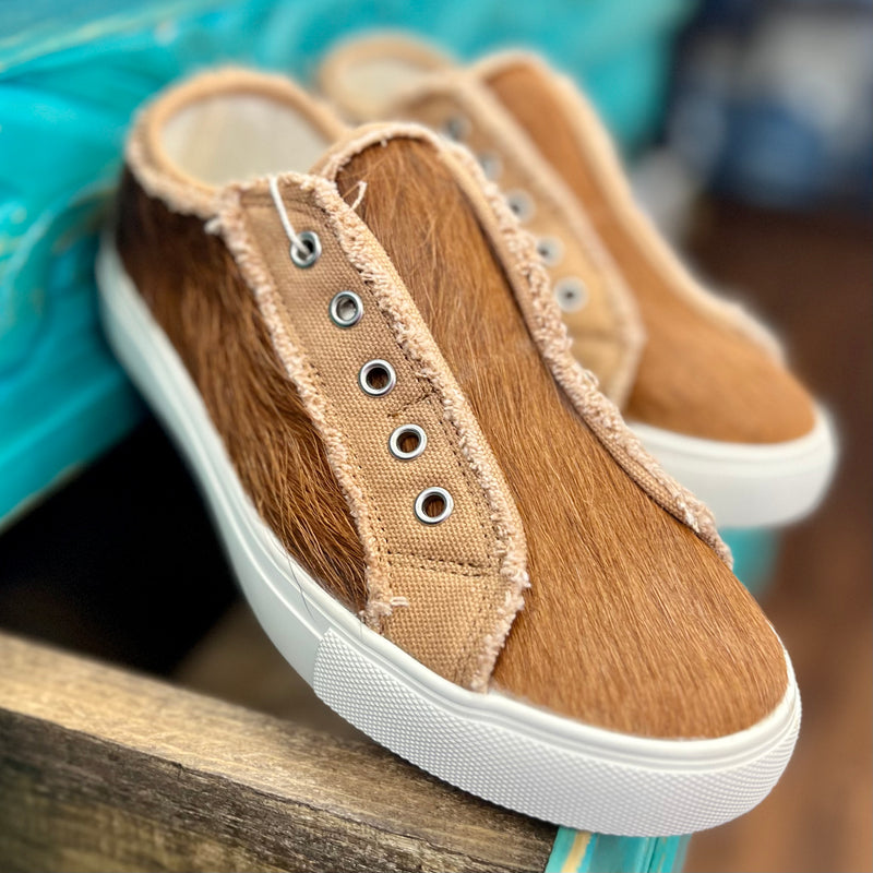 These Montana West Brown Cowhide Sneakers are a must-have for any Western fashionista! You’ll love the comfort of the high-quality leather and the long-lasting design. Plus, they’re true to size, so you don’t have to worry about your new kicks not fitting! Yee-haw!!  Whole sizes only, size up if between sizes