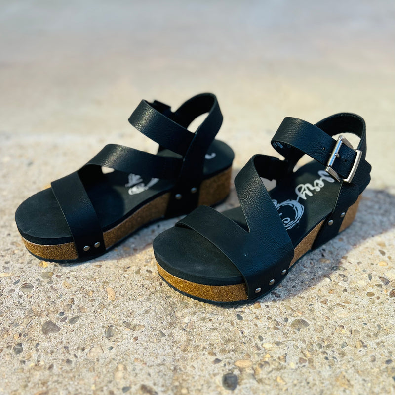 Be ready for days at the beach or nights on the town with our Z Strap Black Wedges! They're the perfect mix of style and comfort - with ultra-cushioned footbeds and optimized wedges for the ultimate in chillin', plus simple black straps, a sleek sling back and chic studs on the sides. And, of course, all that with a cork and rubber sole for extra stability. Now that's a winner!